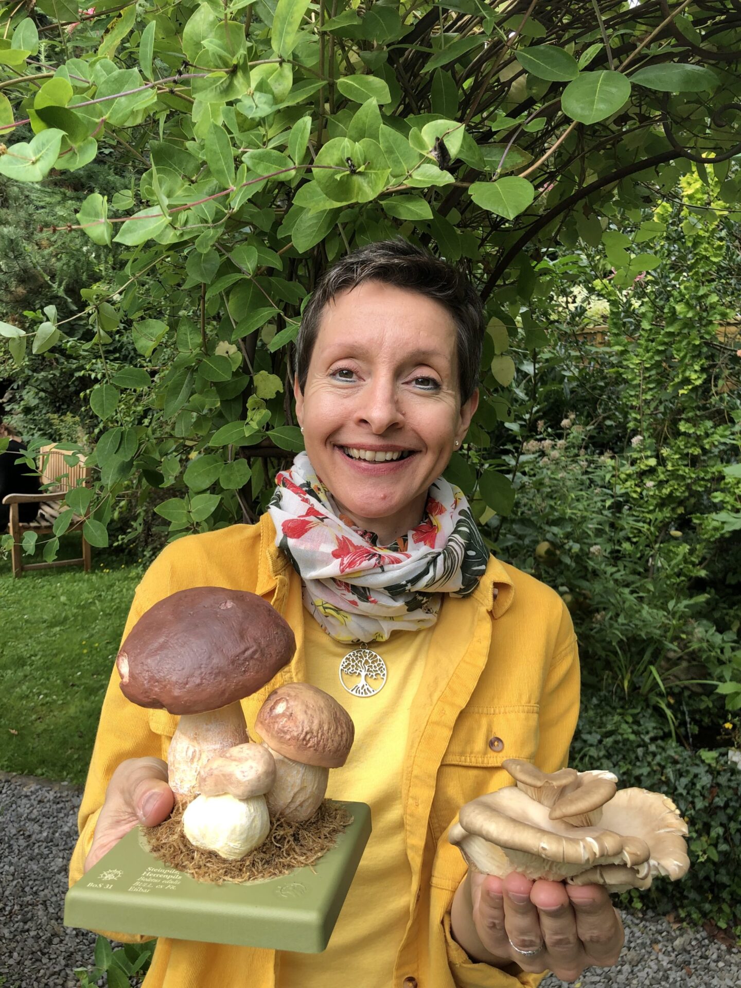 Portrait mit Pilzen von Claudia Gläser-Reichert, Dozentin bei PhytAro